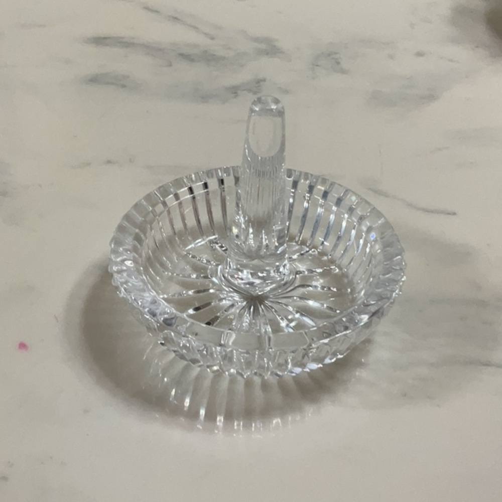 Crystal ring stand